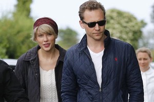 Chuyện yêu của Taylor Swift và Tom Hiddleston chỉ là chiêu PR?