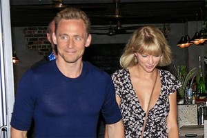 Tom Hiddleston phủ nhận tin đồn yêu Taylor Swift để PR