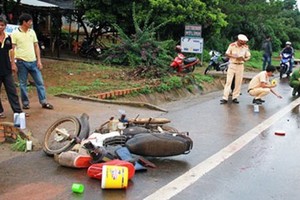 Xe đầu kéo tông 2 người thương vong rồi bỏ chạy?