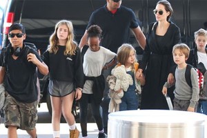 Angelina Jolie và các con phải điều trị tâm lý