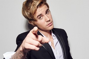 Justin Bieber mời 6 cô gái vào vui vẻ tại khách sạn