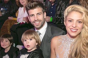 Shakira hạnh phúc vô bờ bên tình trẻ và hai con trai 