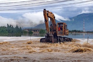 Ảnh: Máy xúc cứu 4 thanh niên trong nước chảy xiết ở Nha Trang