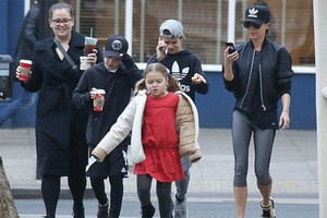 Victoria Beckham giản dị khó tin khi cùng con dạo phố