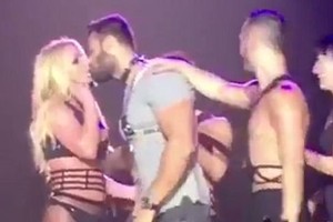 Britney Spears vừa diễn trên sân khấu vừa hôn tình trẻ say đắm