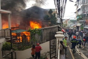 Cháy nhà trong khu dân cư ở Đà Lạt, cả khu phố hốt hoảng 