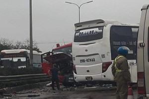 Video: Xe khách tông xe cứu hỏa, 4 cảnh sát chữa cháy bị thương