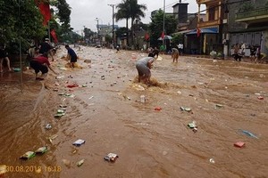 Sơn La: Mưa lũ lịch sử tại Mai Sơn, dân cuống cuồng chạy thoát thân