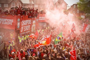 Biển người nhuộm đỏ Liverpool trong lễ rước cúp của thầy trò Klopp