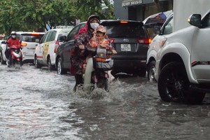 TP HCM: Mưa chỉ 30 phút nhưng nhiều đường... bì bõm!