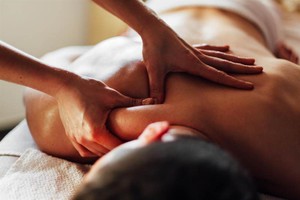 Kỹ năng massage quá tốt, bé gái gặp thảm kịch