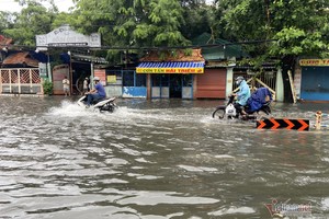 Cửa ngõ sân bay Tân Sơn Nhất ngập lênh láng sau mưa lớn