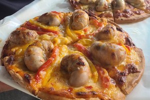 Cực dị món pizza tinh hoàn gà, không phải người nào cũng dám ăn