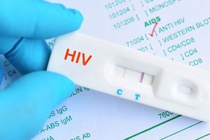 Tưởng nhiễm HIV suy sụp suýt chết, 5 năm sau biết xét nghiệm nhầm