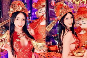 Đỏ mặt hot girl xinh đẹp hóa thân thành Thần Tài gợi cảm 