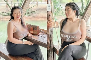 Ngượng đỏ mặt hot girl siêu vòng một diện đồ xẻ sâu khoe dáng