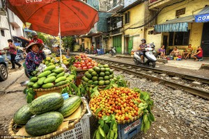 Báo Anh kinh ngạc trước "xóm đường tàu" Việt Nam