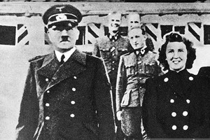 Lộ ảnh hiếm: Hitler bên “người vợ 40 giờ” 