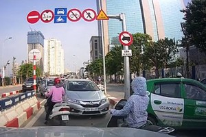 Ô tô, xe máy nối đuôi nhau đi ngược chiều trên cầu vượt Hà Nội