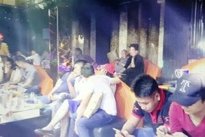 Cảnh sát ập vào quán bar ở Sài Gòn, hàng trăm người bỏ chạy