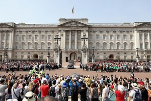 Bí mật thú vị về cung điện Buckingham nổi tiếng thế giới