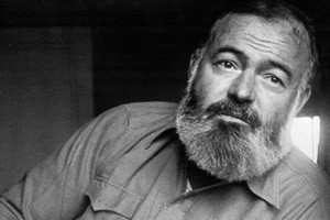 Nhà văn Ernest Hemingway viết truyện ngắn đầu tay khi nào?