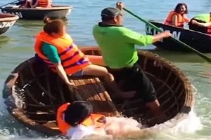 Video: Màn “quẩy” thuyền thúng khiến khách nước ngoài há hốc miệng