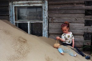 Bí mật hãi hùng bên trong ngôi làng mở cửa suốt đêm