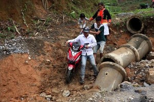 Lai Châu mưa lớn, đường tỉnh lộ 132 sạt lở không thể di chuyển