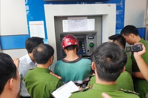 Bắt nhóm người Trung Quốc làm giả thẻ ATM ở Nghệ An