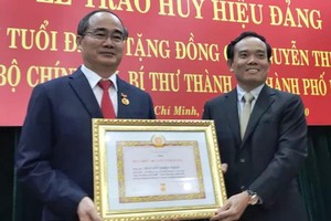 Ông Nguyễn Thiện Nhân nhận huy hiệu 40 năm tuổi Đảng