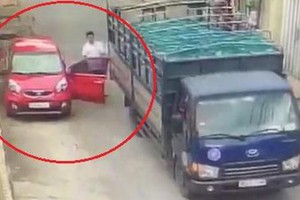 Video: Tài xế mở cửa ô tô thiếu quan sát bị xe tải va gãy 