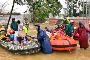 Video: 150 chiếc thuyền hơi vượt dòng nước xiết đến với đồng bào vùng lũ