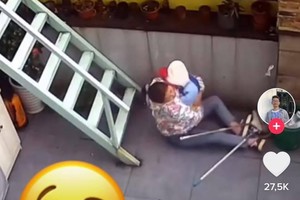 Video: Đang bế con thì trượt, mẹ hành động theo bản năng khiến ai cũngcảm động