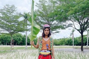 Mạc Văn Khoa hài hước cosplay Đen Vâu phong cách “cây nhà lá vườn” 