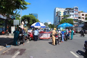 Ưu tiên người có vé máy bay đi nước ngoài qua các chốt kiểm soát dịch