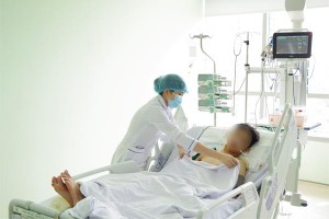 Áo mưa cuốn vào bánh xe, nam thanh niên bị ngã chấn thương sọ não