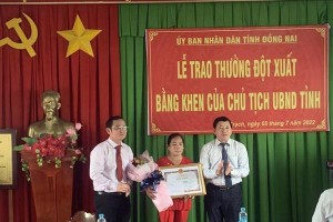 Khen thưởng người phụ nữ trả túi vàng giá 300 triệu đồng nhặt được ở chợ