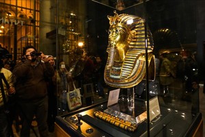 Chi tiết kỳ quái trên mặt nạ vàng Tutankhamun khiến chuyên gia “rối não”