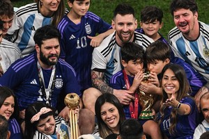 Những ai “tự sướng” với cúp vàng World Cup?