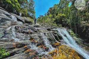 Trekking khám phá thác Đỗ Quyên nằm giữa Vườn quốc gia Bạch Mã