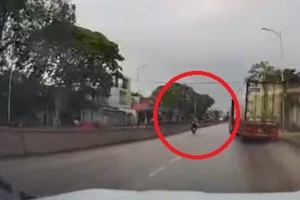 Video: Tài xế lái xe container “drift” như trong phim, 2 người thoát đại họa