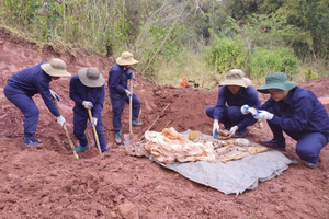 Tìm thấy 61 hài cốt liệt sĩ cùng bình tông, bật lửa Việt Nam