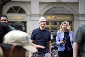 CEO Apple Tim Cook dạo bước ở Hồ Gươm