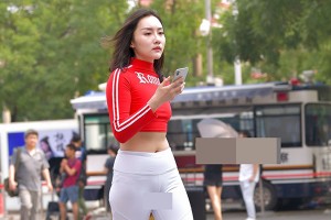 Mặc đồ này ra đường, hot girl Trung Quốc khiến dân tình "đứng hình"