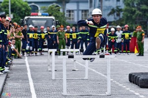 Video: Cảnh sát thi vượt chướng ngại vật chữa cháy, cứu người