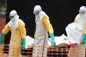 8 nhân viên y tế Trung Quốc bị nghi nhiễm Ebola