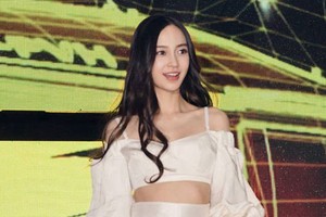 Angelababy lộ nhược điểm hình thể vì váy gợi cảm