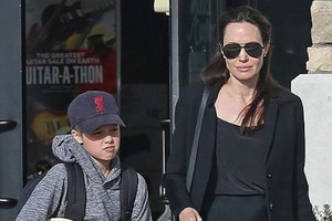 Angelina Jolie mở tiệc ăn mừng vụ ly hôn với Brad Pitt