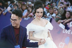 Angela Phương Trinh gợi cảm trên thảm đỏ lễ trao giải MAMA 2017